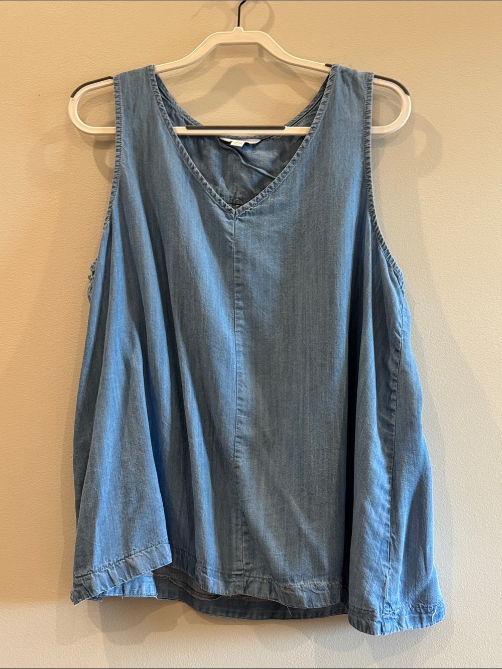 Time and Tru Light Blue V-Neck Sleeveless chambray a line Tank